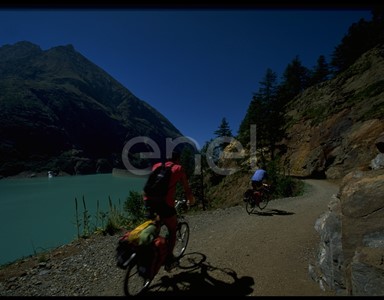 Lago ed escursionisti