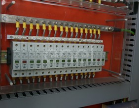 Quadro elettrico posto sotto i moduli fotovoltaici della centrale di Serre Persano