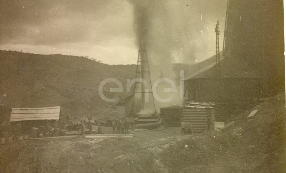 Fabbrica di Larderello. Esplosione di vari soffioni. 1906-1930.