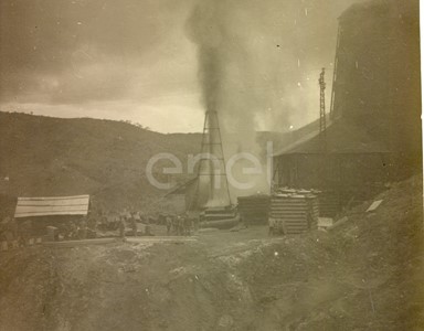 Fabbrica di Larderello. Esplosione di vari soffioni. 1906-1930.