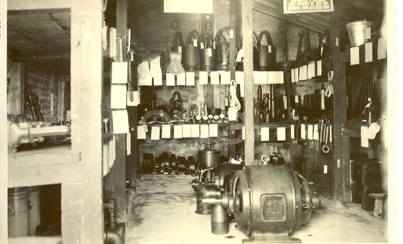 Fabbrica di Larderello. Disegni di vecchi attrezzi, sondaggi, magazzini sonde.