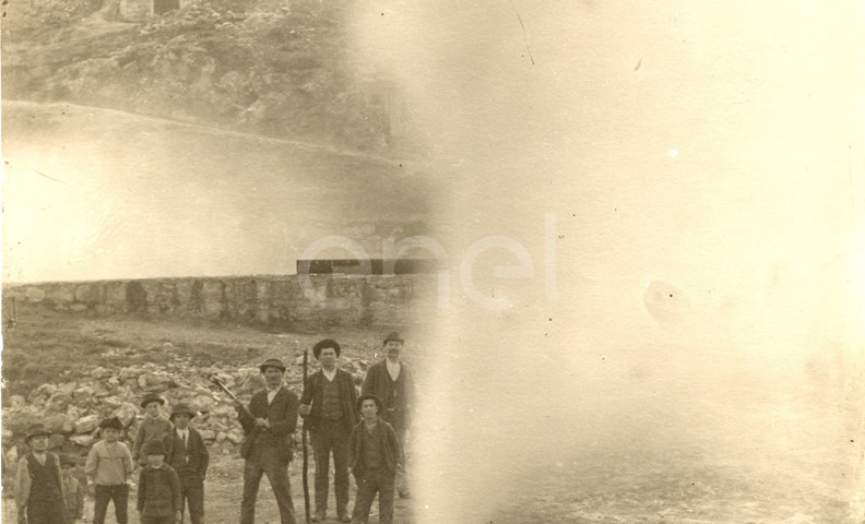 Larderello. Esplosione di vari soffioni.