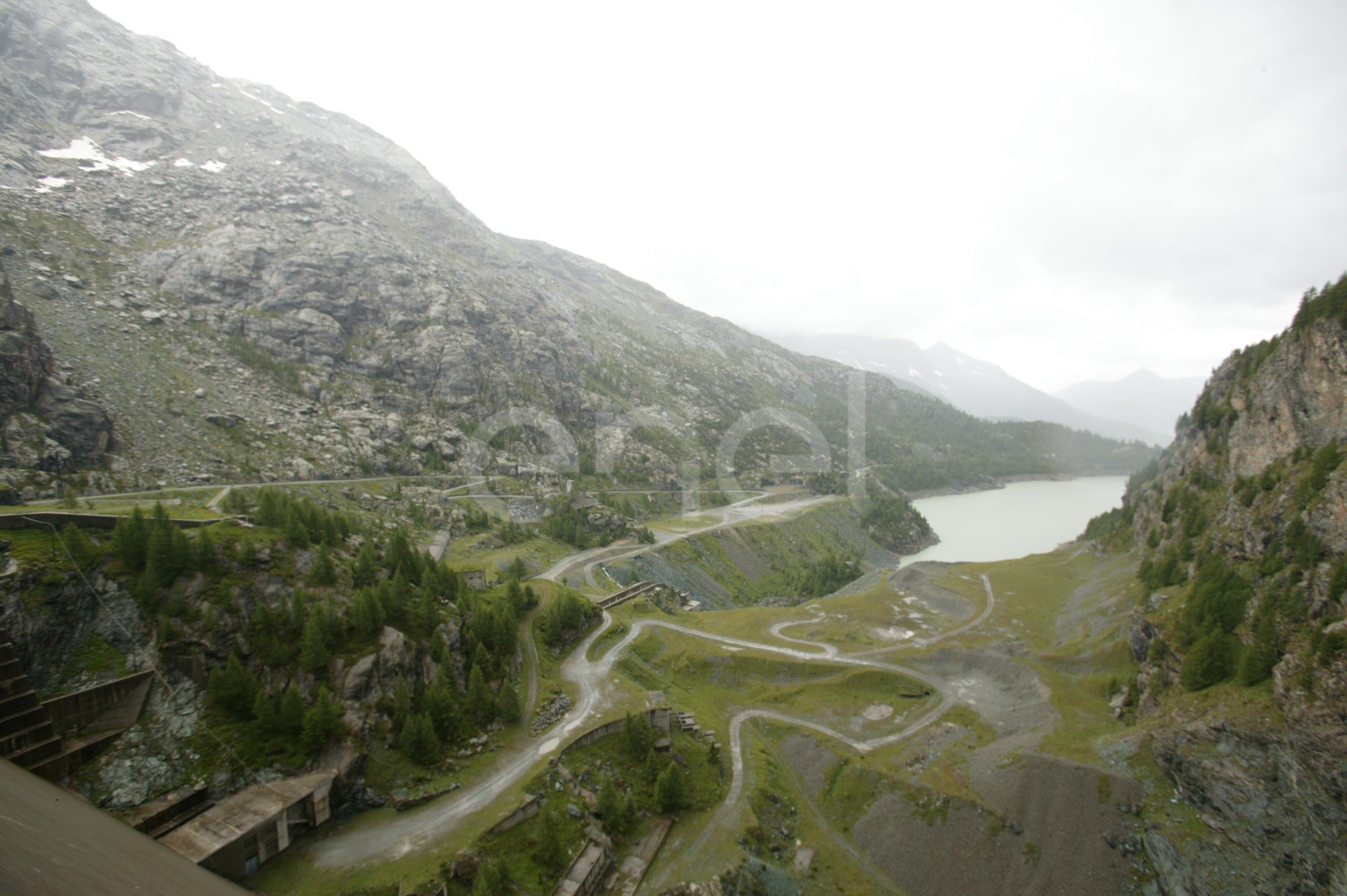 Scorcio verso valle dal coronamento della diga di Alpe Gera