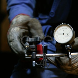 Operazioni di misurazione in sala macchine con strumento di precisione