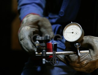 Operazioni di misurazione in sala macchine con strumento di precisione
