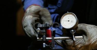 Operazioni di misurazione in sala macchine con strumento di precisione
