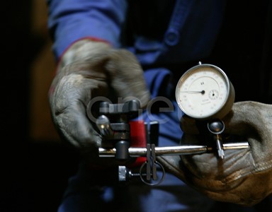 Operazioni di misurazione in sala macchine con strumento di precisione