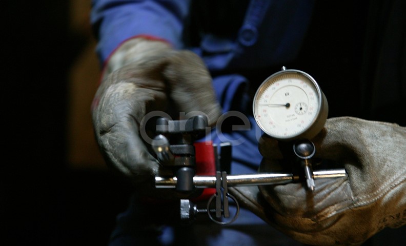 Operazioni di misurazione in sala macchine con strumento di precisione