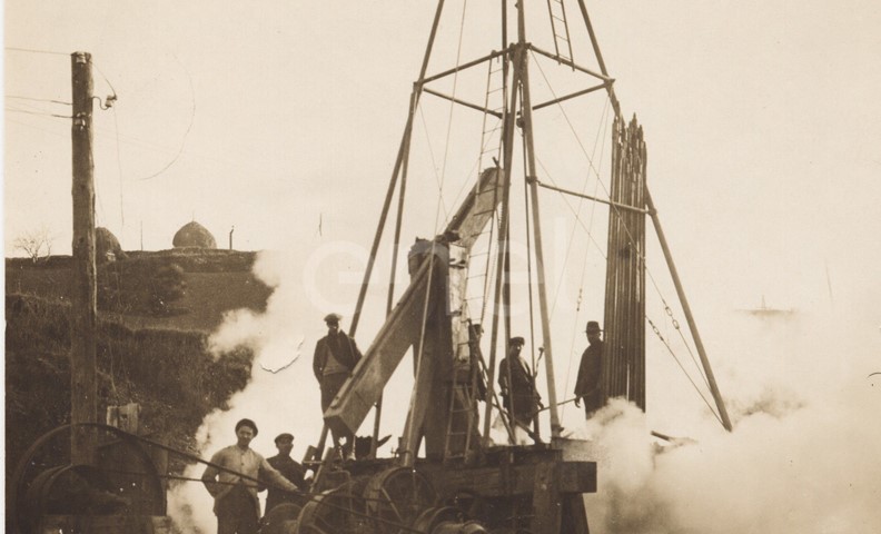 Larderello e Lago. Vari tipi di impianti per sondaggi.
