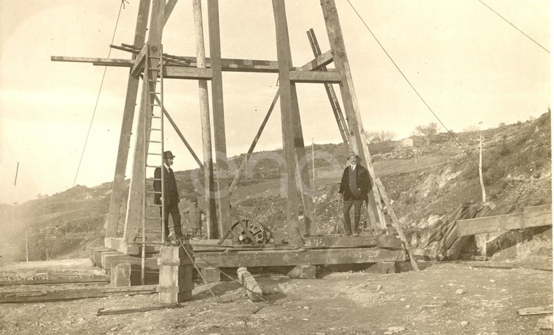 Larderello. Esplosione di vari soffioni.