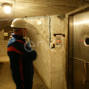 Operaio all'interno del cunicolo della diga di Alpe Gera