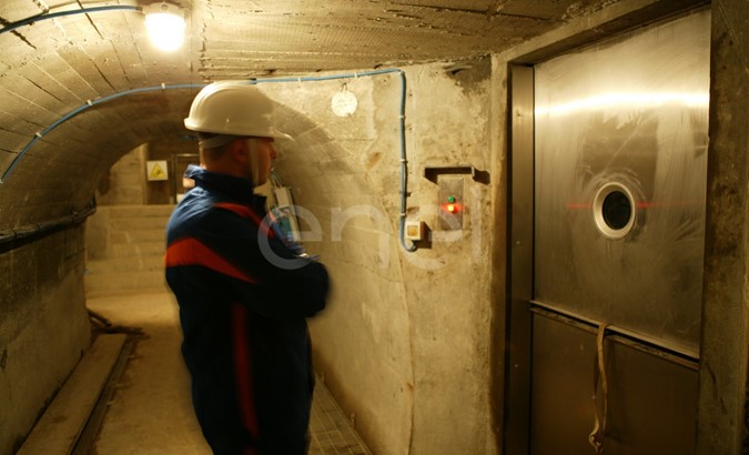 Operaio all'interno del cunicolo della diga di Alpe Gera
