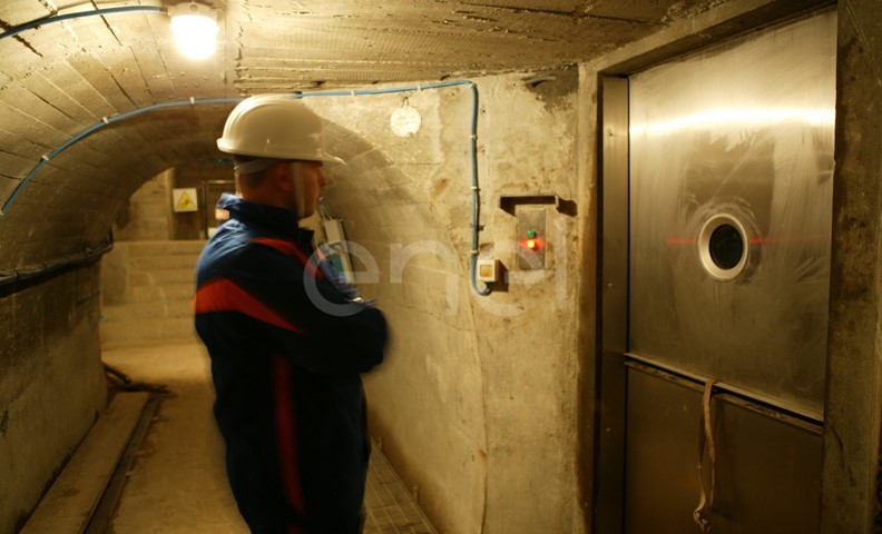 Operaio all'interno del cunicolo della diga di Alpe Gera