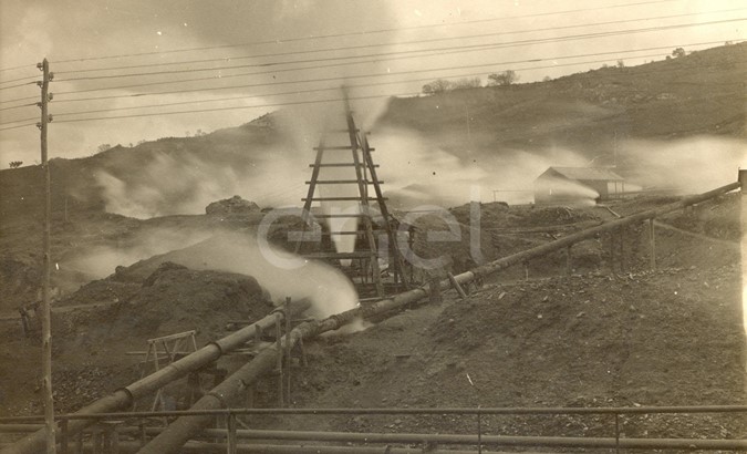 Fabbrica di Larderello. Esplosione di vari soffioni. 1906-1930.