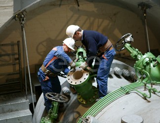 Operazioni di controllo sulla valvola rotativa all'interno della sala macchine