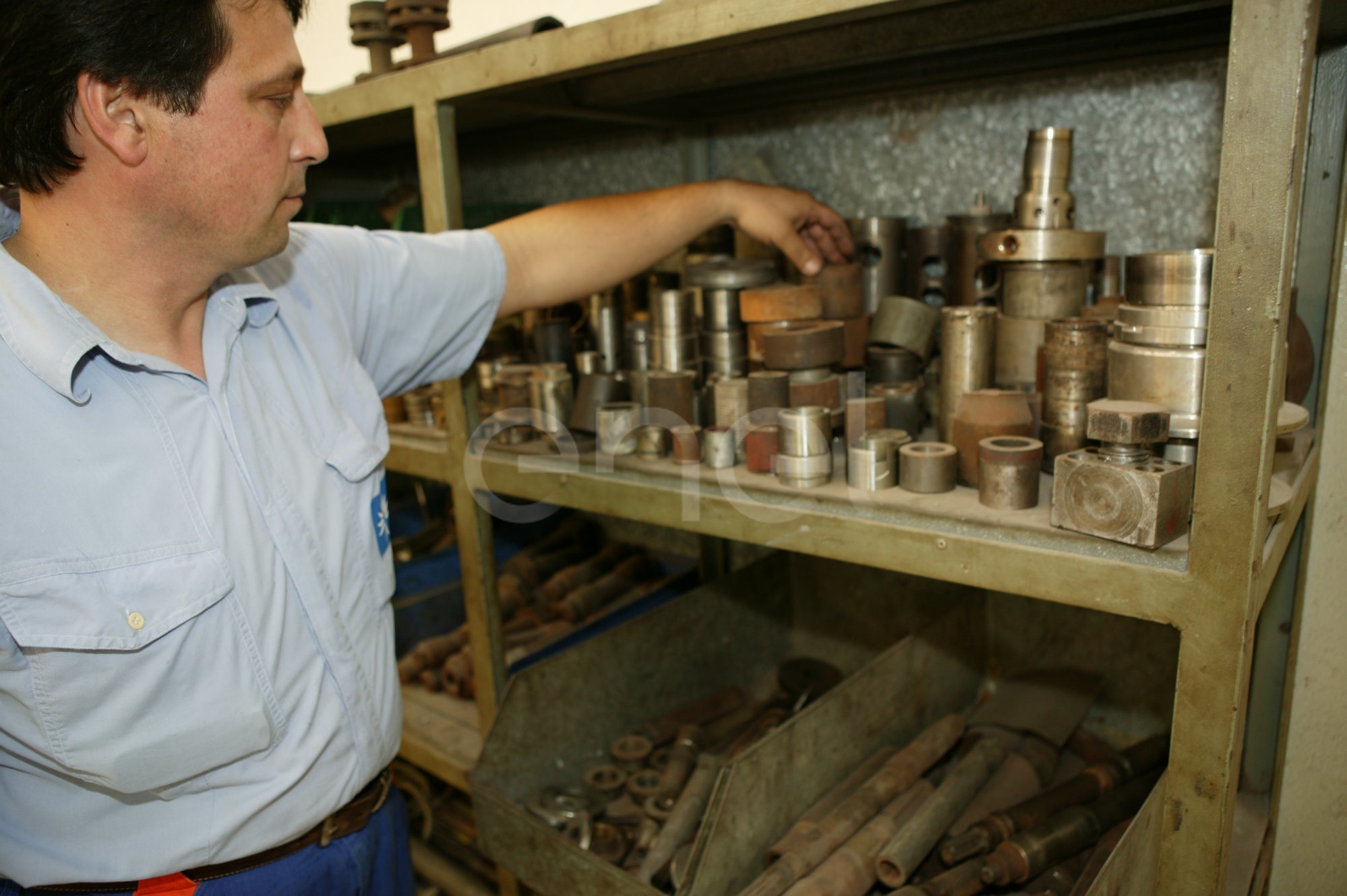Pezzi meccanici lavorati al tornio all'interno dell'officina della centrale di Sulcis