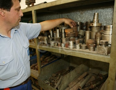 Pezzi meccanici lavorati al tornio all'interno dell'officina della centrale di Sulcis