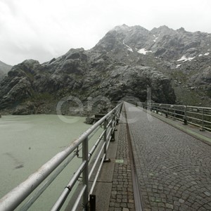 Scorcio sul coronamento della diga e del bacino di Alpe Gera