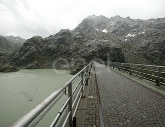 Scorcio sul coronamento della diga e del bacino di Alpe Gera