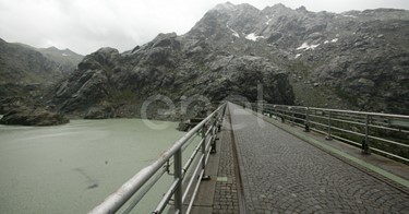 Scorcio sul coronamento della diga e del bacino di Alpe Gera