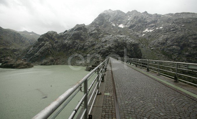Scorcio sul coronamento della diga e del bacino di Alpe Gera