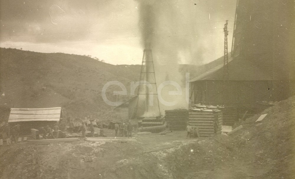 Fabbrica di Larderello. Esplosione di vari soffioni. 1906-1930.
