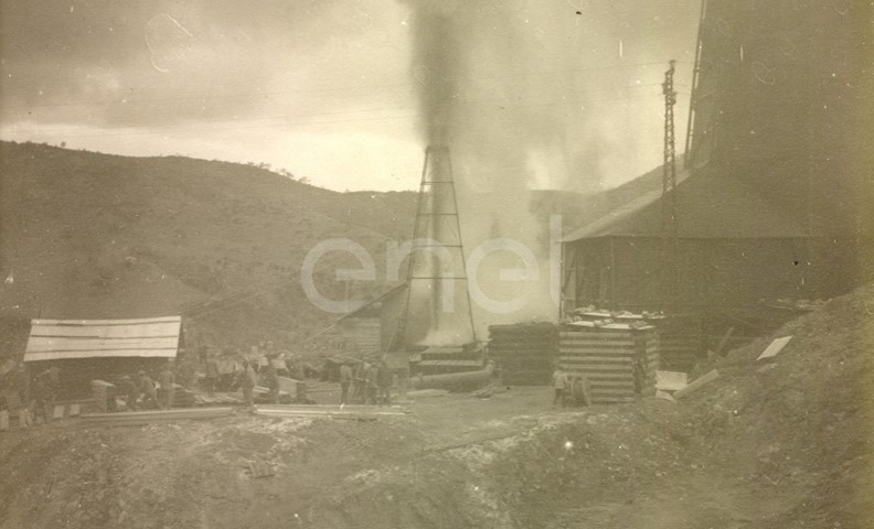 Fabbrica di Larderello. Esplosione di vari soffioni. 1906-1930.