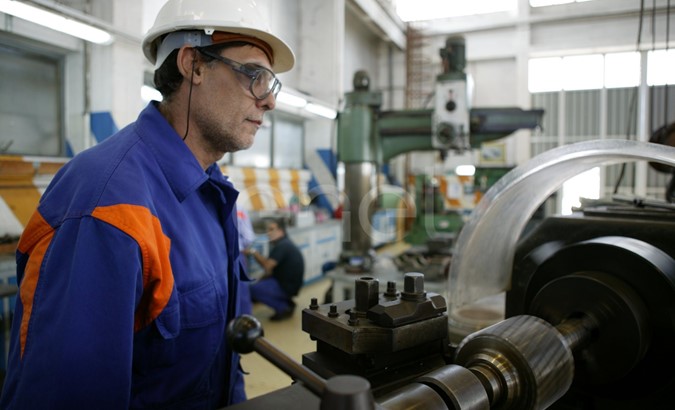 Operaio lavora al tornio all'interno dell'officina della centrale di Sulcis
