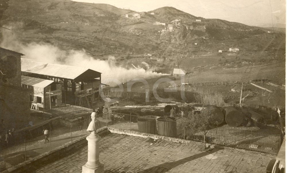 Fabbrica di Larderello. Esplosione di vari soffioni. 1906-1930.