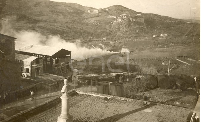 Fabbrica di Larderello. Esplosione di vari soffioni. 1906-1930.