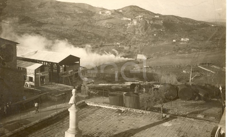 Fabbrica di Larderello. Esplosione di vari soffioni. 1906-1930.