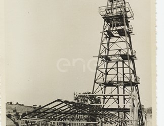 Larderello e Lago. Vari tipi di impianti per sondaggi.