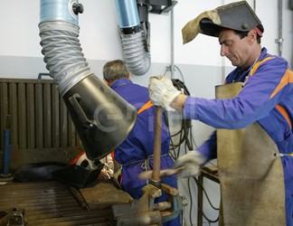 Processo lavorativo di saldatura all'interno dell'officina della centrale di Sulcis
