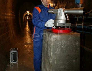 Operaio all'interno di un cunicolo della diga di Alpe Gera lavora su una strumentazione di controllo