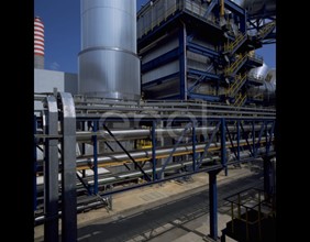 Ciminiera metallica ed edificio della sezione a vapore