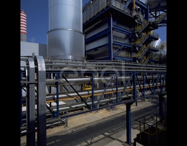 Ciminiera metallica ed edificio della sezione a vapore