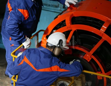 Operai controllano il funzionamento dell'eccitatrice di una turbina