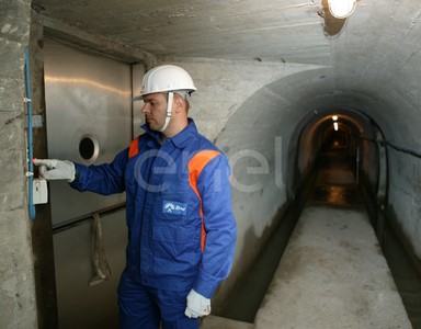 Operaio all'interno del cunicolo della diga di Alpe Gera