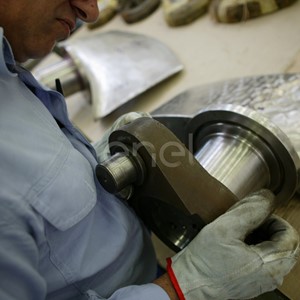 Lavorazione al tornio di un pezzo meccanico e seccessive fasi di misurazione, finitura e montaggio