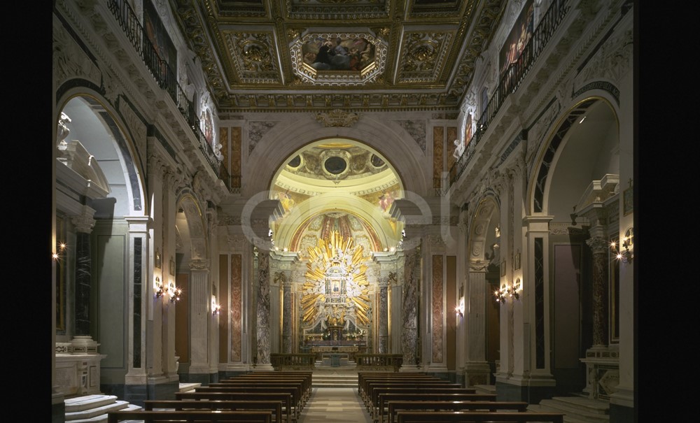 Navata centrale e altare maggiore