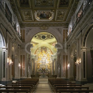 Navata centrale e altare maggiore