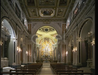 Navata centrale e altare maggiore