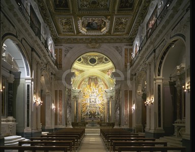 Navata centrale e altare maggiore