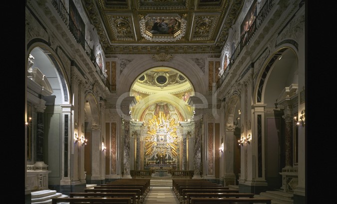 Navata centrale e altare maggiore