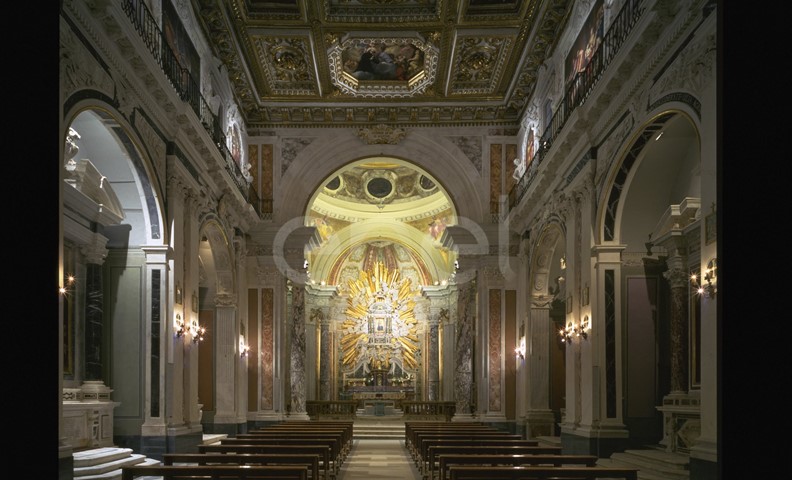 Navata centrale e altare maggiore
