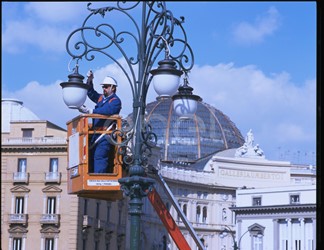 Operaio su piattaforma aerea