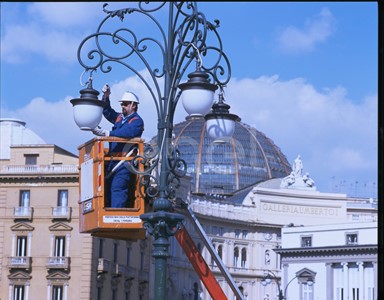Operaio su piattaforma aerea