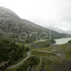 Scorcio verso valle dal coronamento della diga di Alpe Gera