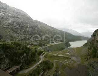 Scorcio verso valle dal coronamento della diga di Alpe Gera
