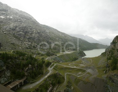Scorcio verso valle dal coronamento della diga di Alpe Gera
